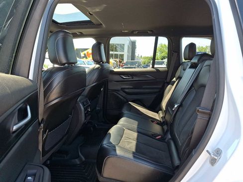 Used 2023 Jeep Grand Cherokee Altitude AWD/4WD image 10