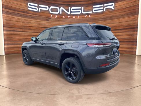 Used 2022 Jeep Grand Cherokee Altitude AWD/4WD image 3