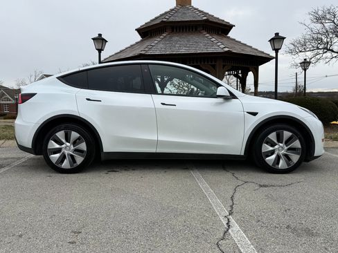 Used 2023 Tesla Model Y Long Range image 4