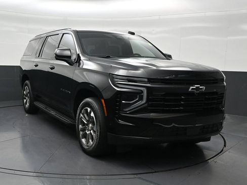 Used 2025 Chevrolet Suburban LT RWD image 8