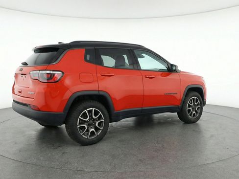 Used 2025 Jeep Compass Trailhawk image 9
