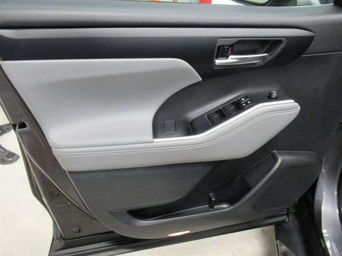 Used 2024 Toyota Highlander XLE image 17