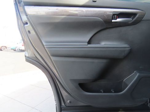 Used 2024 Toyota Highlander Platinum image 25