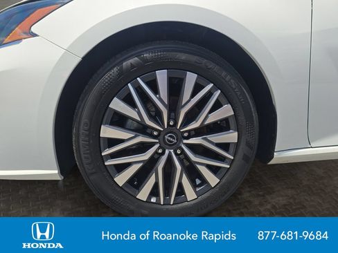 Used 2025 Nissan Altima 2.5 SV FWD image 9