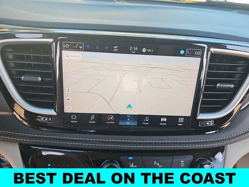 Used 2024 Chrysler Pacifica Select image 24