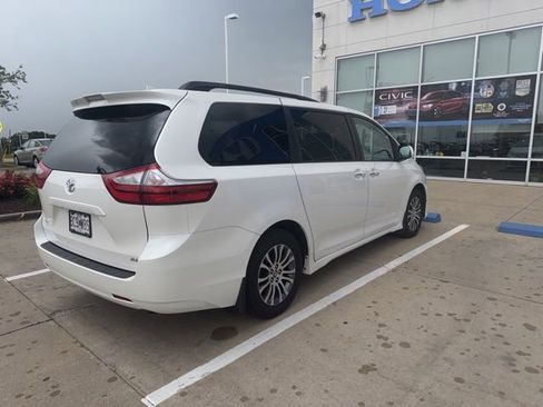 Used 2019 Toyota Sienna XLE FWD image 4