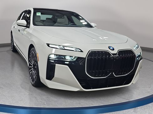 Certified 2025 BMW 760i xDrive w/ Executive Package AWD/4WD image 4