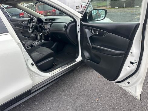 Used 2017 Nissan Rogue SV AWD/4WD image 28