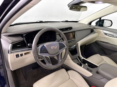 Used 2017 Cadillac XT5 Luxury w/ Driver Awareness Package FWD image 9