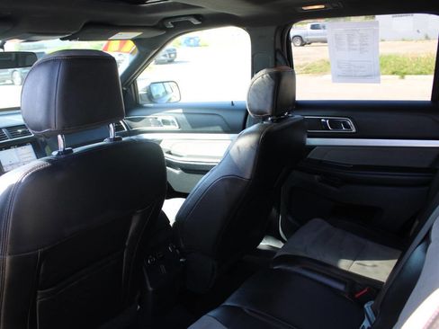 Used 2017 Ford Explorer XLT w/ XLT Technology Feature Bundle AWD/4WD image 16
