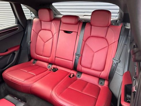 Certified 2025 Porsche Macan AWD/4WD image 32