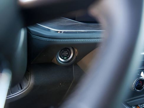 Used 2025 Chevrolet Suburban Z71 image 18