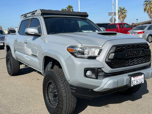 Used 2019 Toyota Tacoma TRD Sport w/ Technology Package image 3