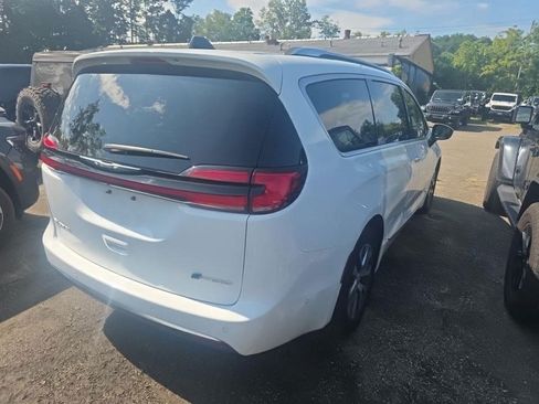 Used 2023 Chrysler Pacifica Pinnacle FWD image 3