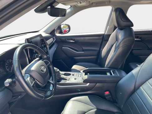 Used 2021 Toyota Highlander XLE FWD image 22