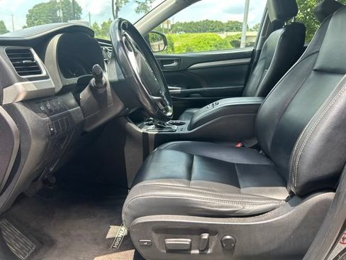 Used 2019 Toyota Highlander XLE AWD/4WD image 9