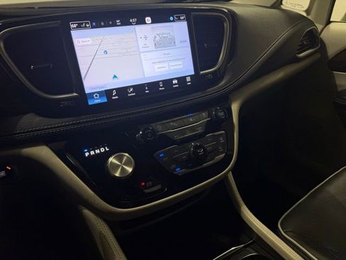 Used 2021 Chrysler Pacifica Limited AWD/4WD image 14