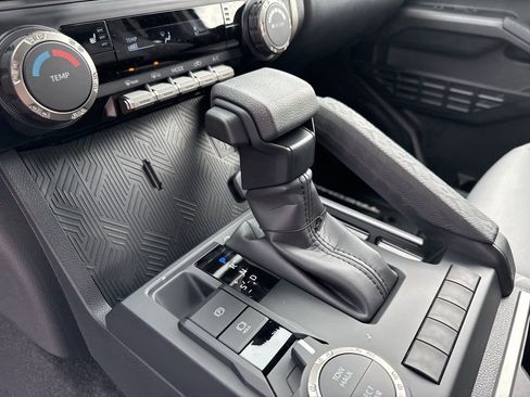 Used 2025 Toyota Tacoma SR5 AWD/4WD image 22