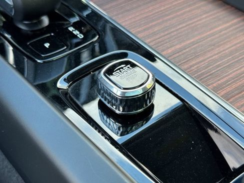 Certified 2023 Volvo XC60 T8 Plus AWD/4WD image 22