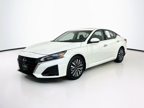 Used 2023 Nissan Altima 2.5 SV w/ SV Premium Package FWD image 3