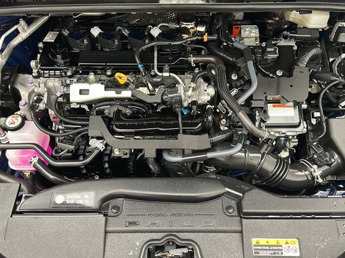 Used 2025 Toyota Prius LE FWD image 19