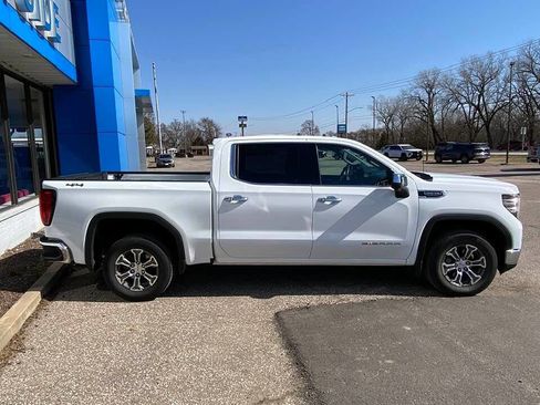 Used 2025 GMC Sierra 1500 SLT image 2