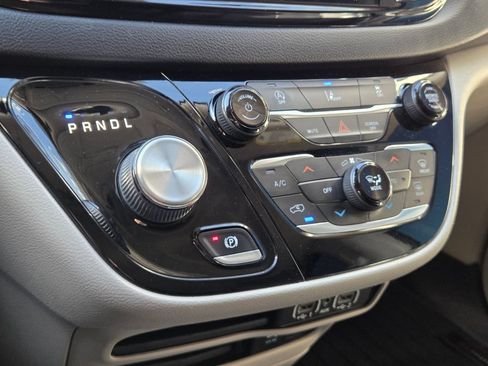 Used 2022 Chrysler Pacifica Touring-L FWD image 26