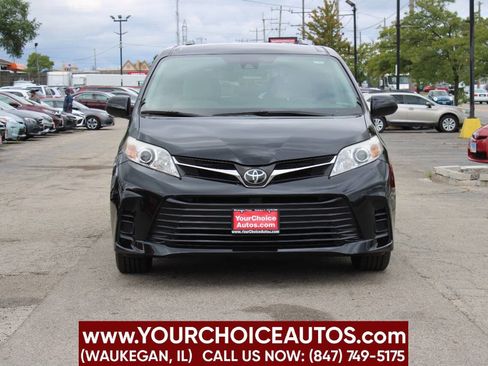 Used 2018 Toyota Sienna LE image 2