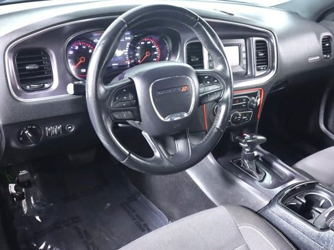 Used 2017 Dodge Charger SE w/ Blacktop Package RWD image 9