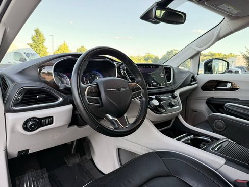 Used 2022 Chrysler Pacifica Limited FWD image 19