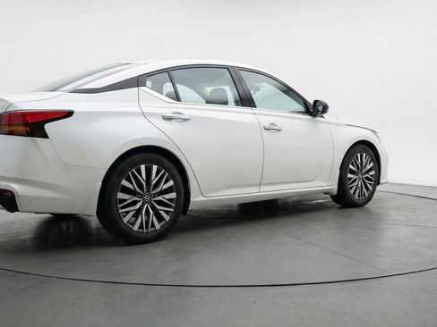 Used 2025 Nissan Altima 2.5 SV FWD image 9