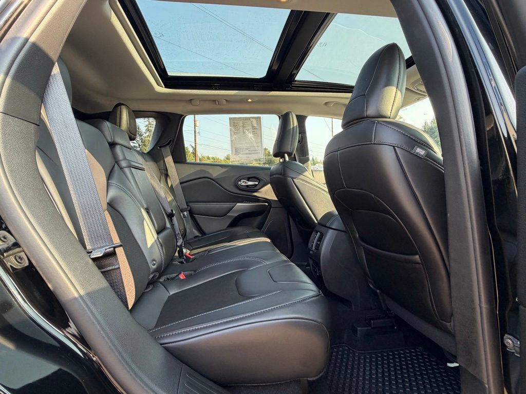 Used 2019 Jeep Cherokee Latitude Plus w/ Comfort/Convenience Group AWD/4WD image 31
