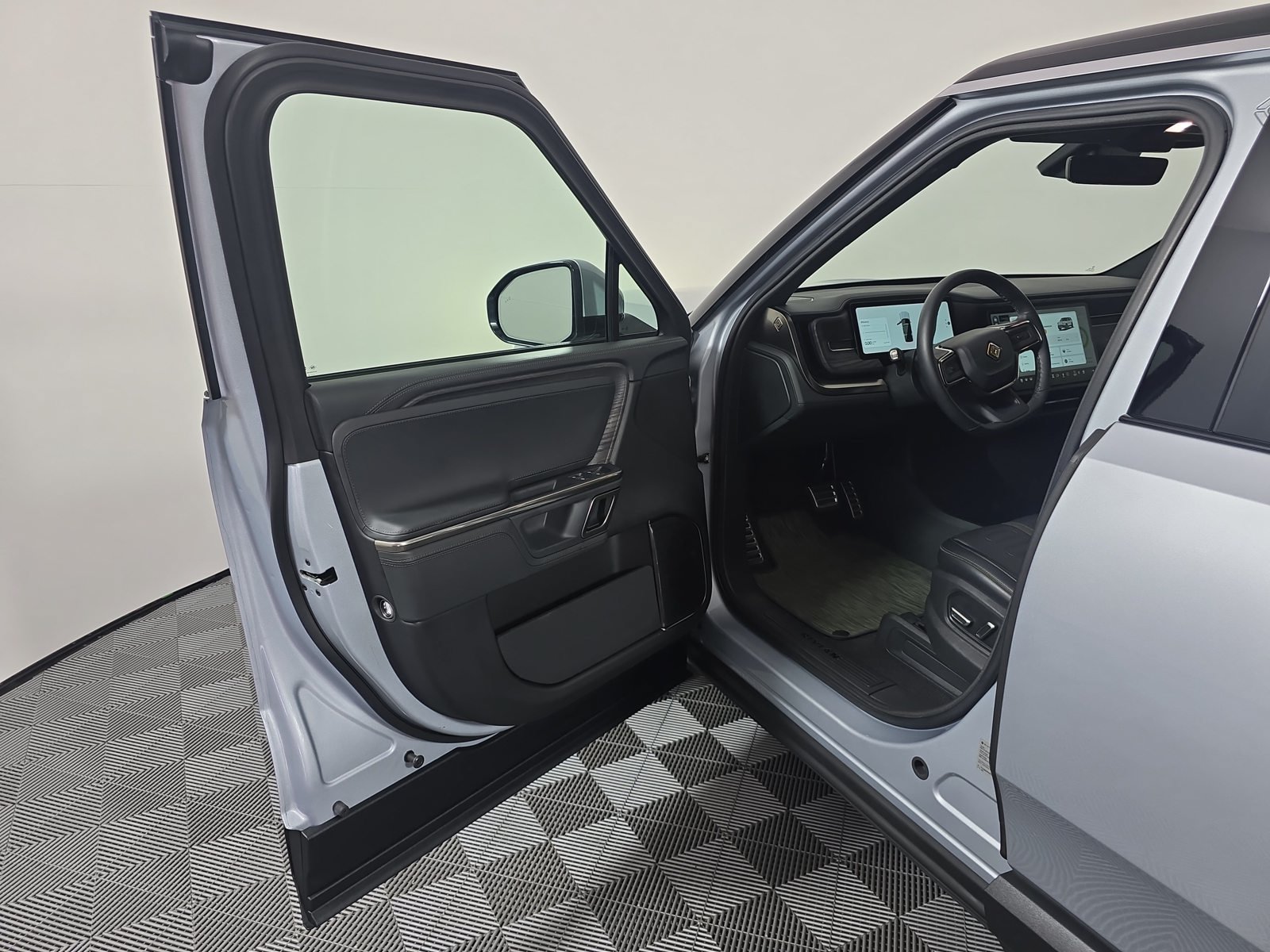 Used 2024 Rivian R1S Adventure Dual AWD/4WD image 16