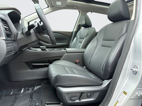 Used 2023 Nissan Rogue SV w/ SV Premium B Package image 11