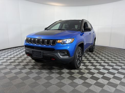 Used 2025 Jeep Compass Trailhawk AWD/4WD image 2