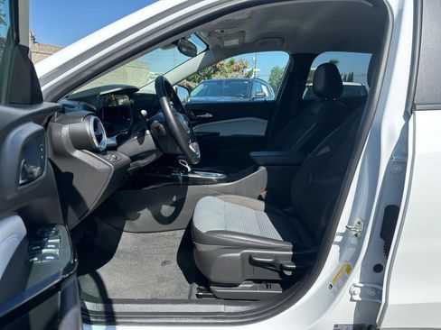Used 2025 Chevrolet Trax LT w/ LT Convenience Package FWD image 25