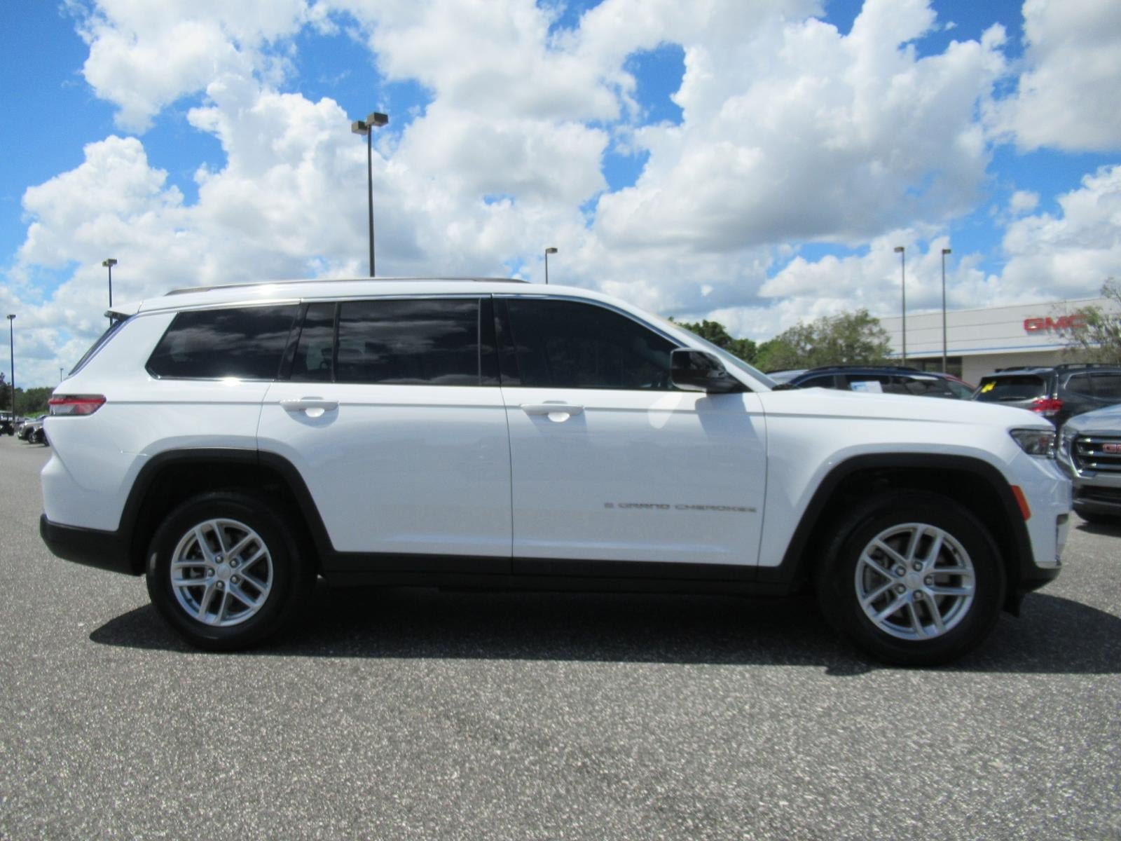 Used 2021 Jeep Grand Cherokee L Laredo w/ Luxury Tech Group I RWD image 2
