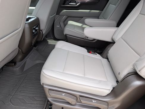 Used 2025 GMC Yukon XL Elevation w/ LPO, Illumination Package AWD/4WD image 11