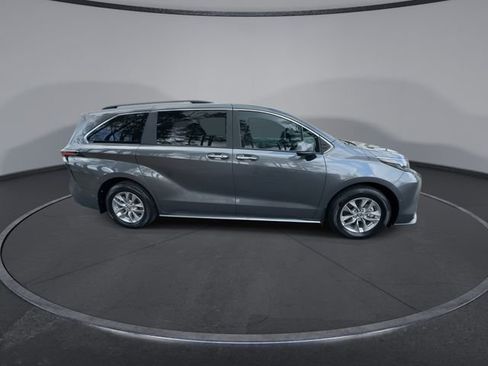Used 2025 Toyota Sienna XLE image 18