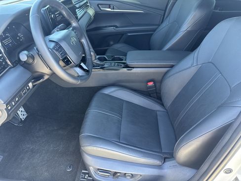 Used 2025 Toyota Camry XSE FWD image 5