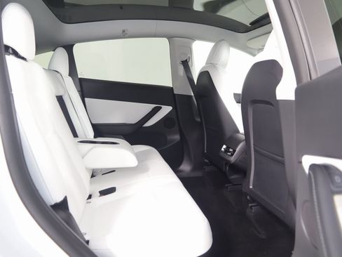 Used 2022 Tesla Model Y Long Range image 14