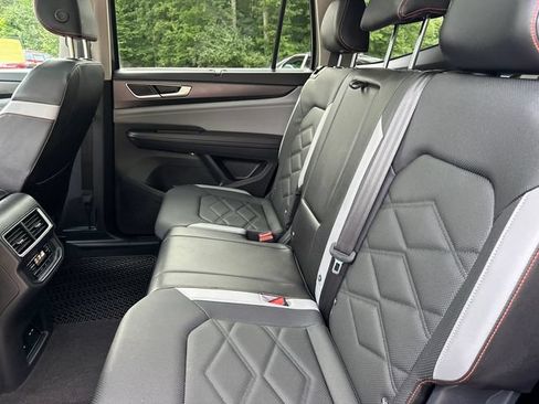 Used 2025 Volkswagen Atlas Peak Edition SE AWD/4WD image 19