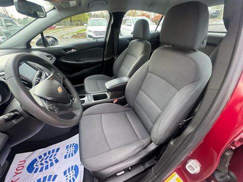 Used 2019 Chevrolet Cruze LT w/ Convenience Package FWD image 10