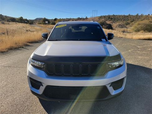 Used 2024 Jeep Grand Cherokee Altitude image 9