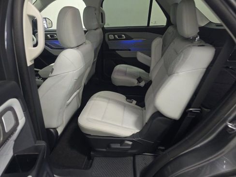 Used 2025 Ford Explorer Platinum w/ Ultimate Package image 3