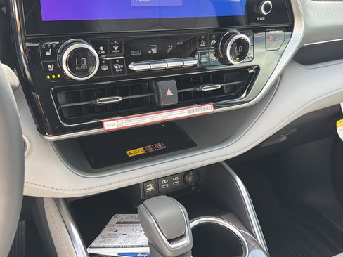 New 2026 Toyota Highlander Platinum image 32