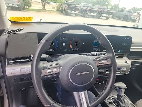 Used 2025 Hyundai Kona SEL FWD image 6