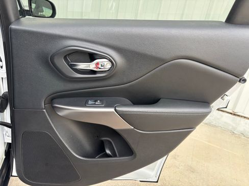 Used 2019 Jeep Cherokee Latitude w/ Popular Appearance Group image 31