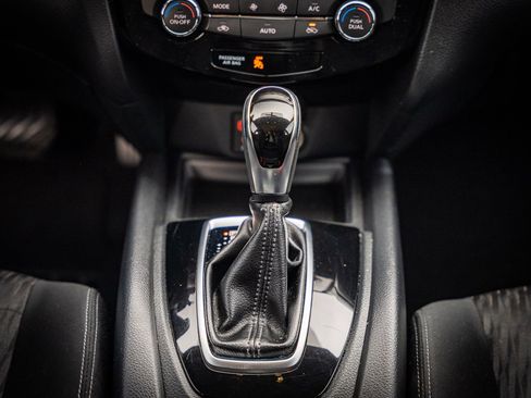 Used 2017 Nissan Rogue SV image 30