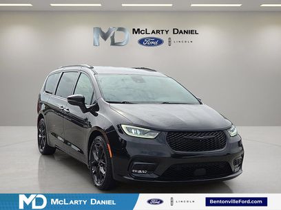 Used 2023 Chrysler Pacifica Touring-L w/ Uconnect Theater Family Group